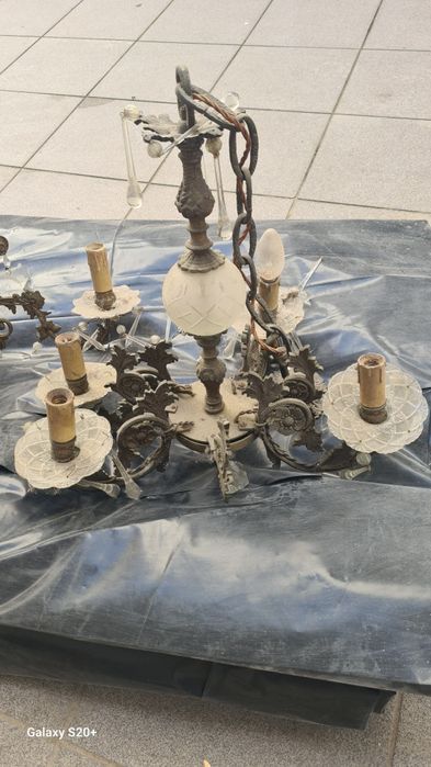 Candeeiro de tecto com 4 velas, vidrinhos e metal. Muito antigo.