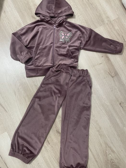 Велюрові костюми для дівчат та хлопців