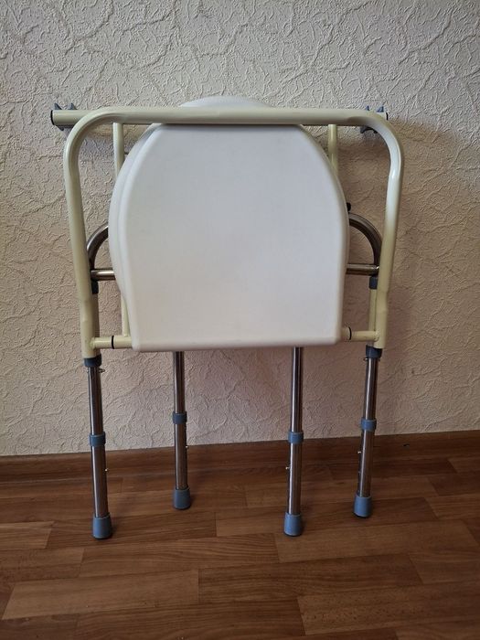 Крісло туалет в гарному стані якісне та зручне