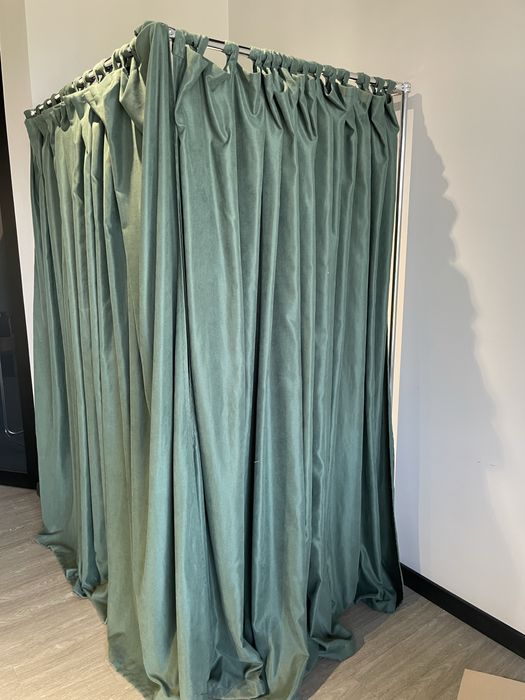 Штори, зеленого кольору, можуть йти в примірочну