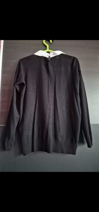 Sweterek z ozdobnym kołnierzem