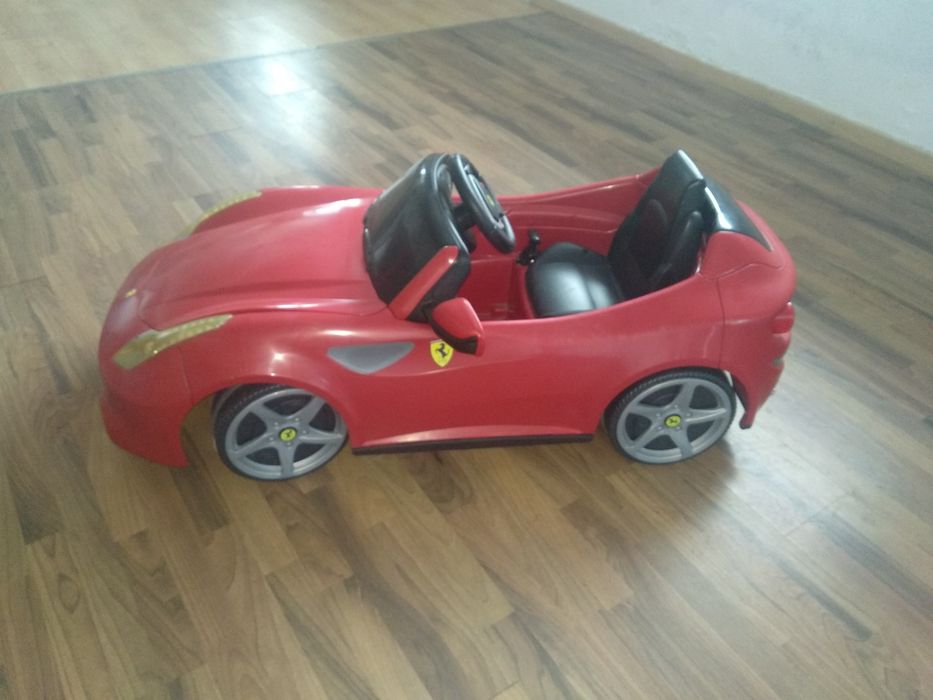 Carrinho Ferrari de criança eléctrico