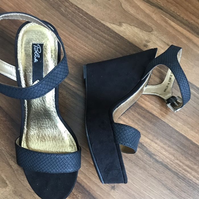 Босоножки на танкетке