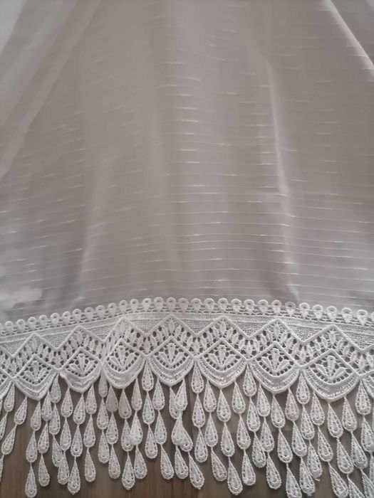 Firanka ecri długa z ozdobna koronką