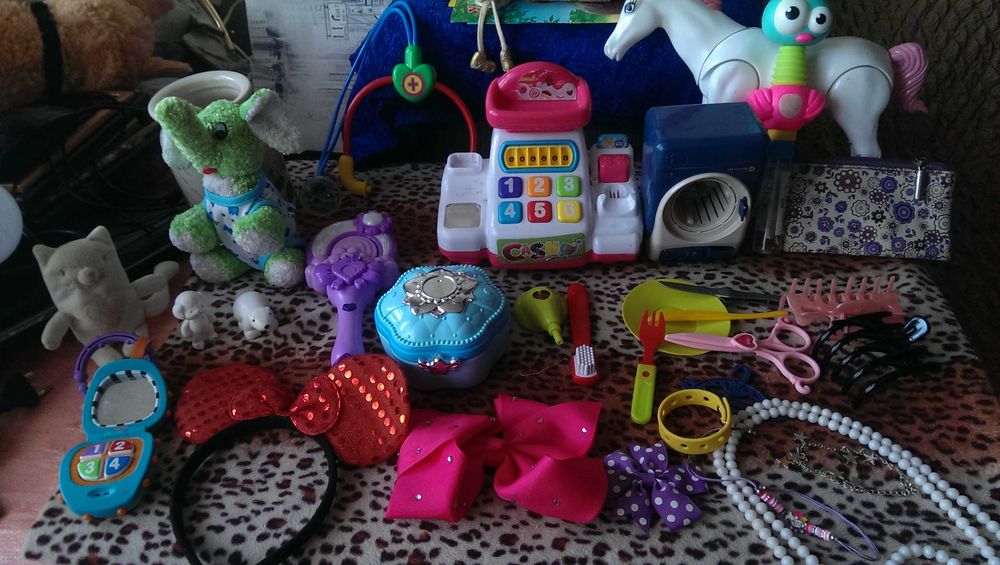 Большой игровой лот игрушек, заколки, браслеты, обручи и другое..