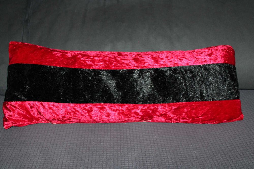 Almofadas Pretas e Vermelhas