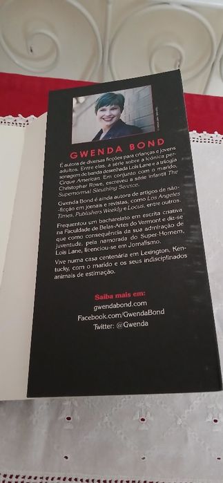 Livro + Porta-chaves Stranger Things, novos