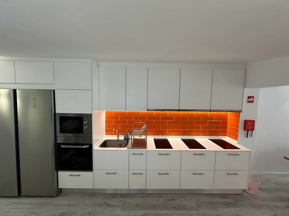 Quarto/Suite novo c roup, wc, lcd, frig, AC, registo na AT.