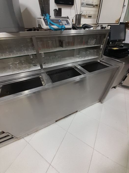Balcão com arca  de refrigeração para bebidas