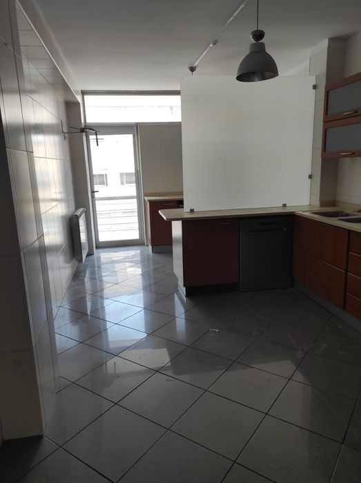Arrenda apartamento T3 Costa ao parque da cidade. Three bed Apartment.