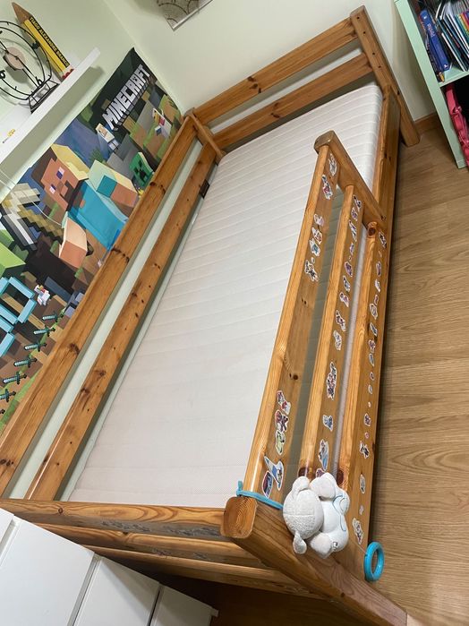 Cama em pinho e colchão em bom estado