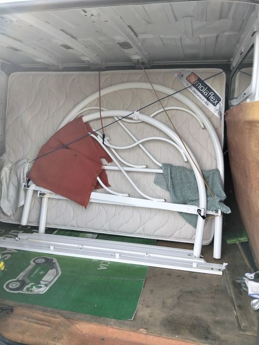 Cama em ferro com estrado e colchão