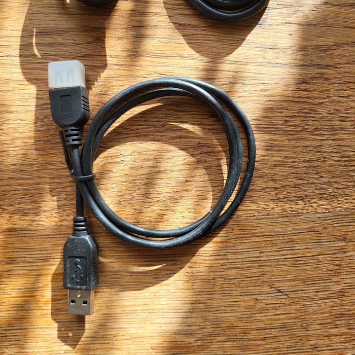 Kable + ładowarki + słuchawki ⁹¹