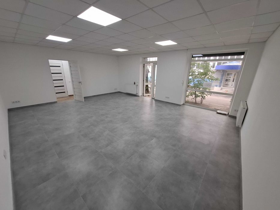 Магазин - офіс на вул. Олени Степанівни 50 . Фасадний вхід