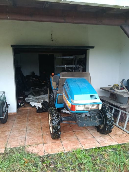 Trator e capinadeira