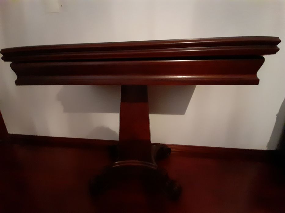 Mesa de jogo em mogno