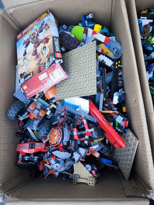 38 kg klocków LEGO plus 10 kg instrukcji