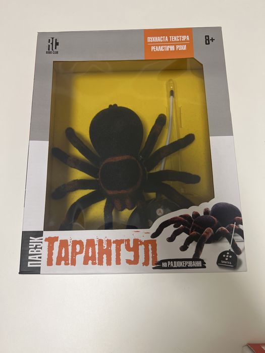 Реалистичный паук на пульте управления