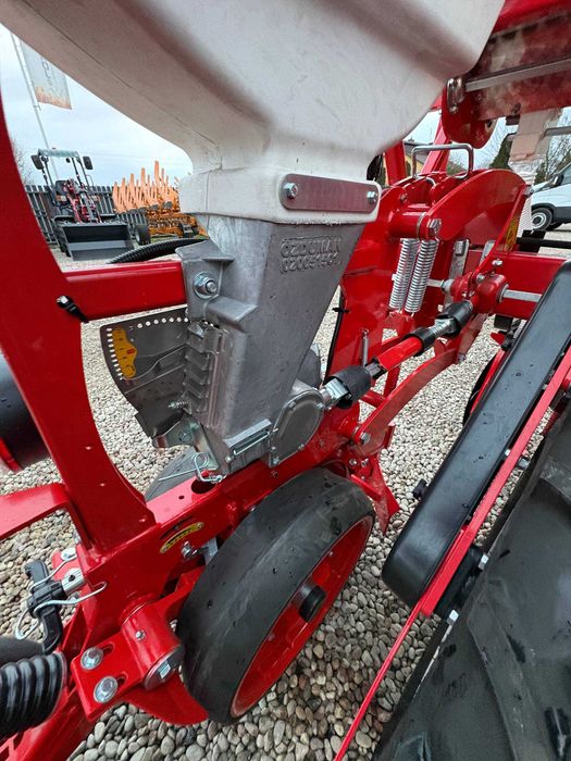 Siewnik do kukurydzy 4 rzędowy Ozduman HVMD 4  podsiewacz INOX 1000l