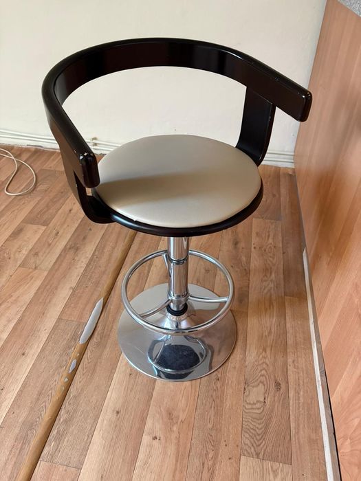 Krzesła barowe obrotowe