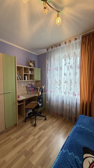 Продам трьохкімнатну квартиру в тихому центрі