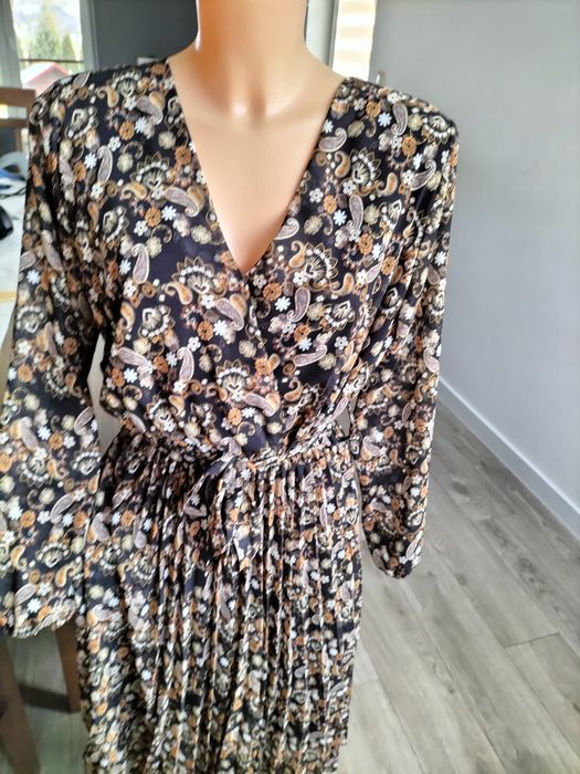 Śliczna sukienka damska we wzory Xl dół plisowany