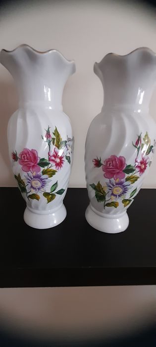 Jarras floridas em porcelana