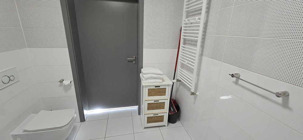 Nowoczesny apartament z  widokiem na morze i basenem.