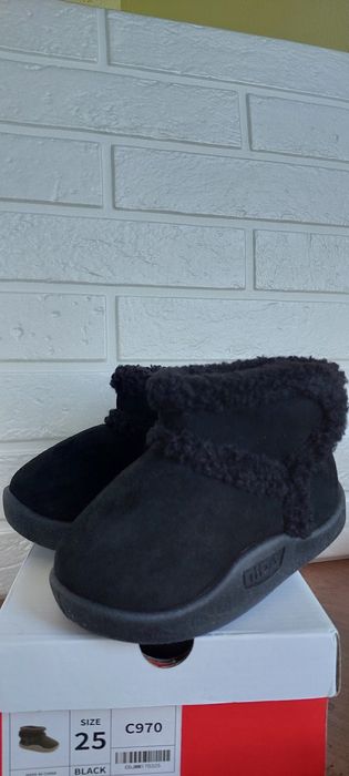 Продам дитяче зимове взуття APAWWA.