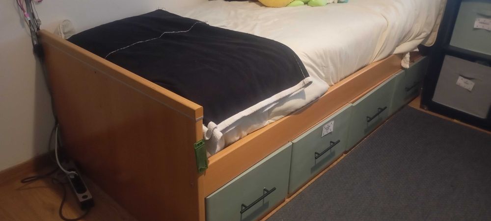 Cama com arrumação