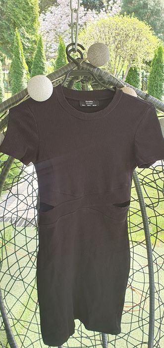 Bershka sukienka dzianina prążki z wycięciami rozmiar s