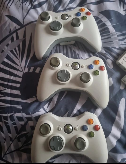 Xbox 360 S Slim + 3 pady + stacja ładowania + gry