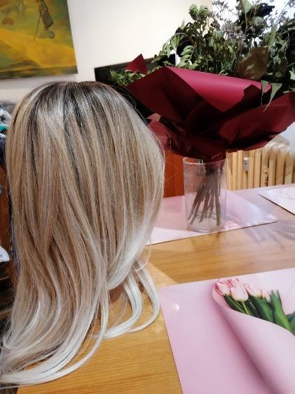 Peruka blond ombre podpalaną długość ok. 55 cm
