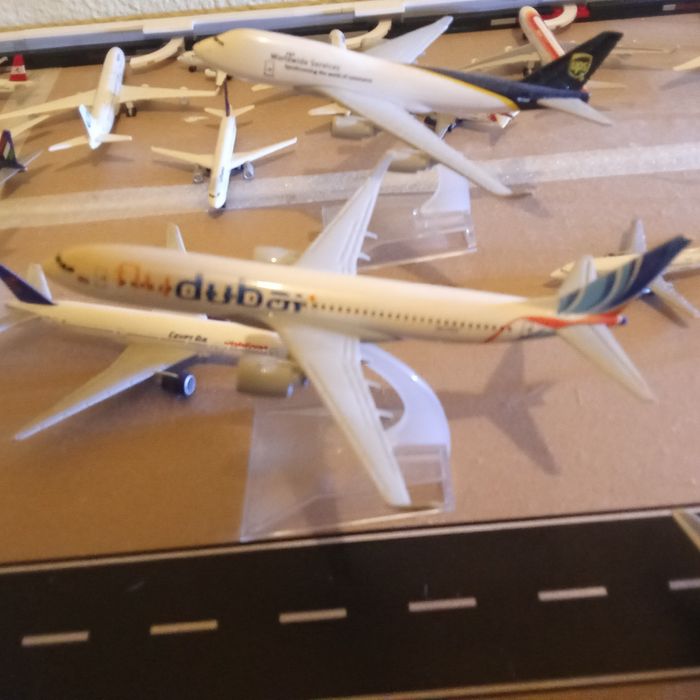Vários modelos de aviões de miniatura