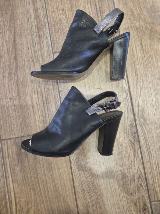 Skórzane czarne sandały na obcasie Promod 39