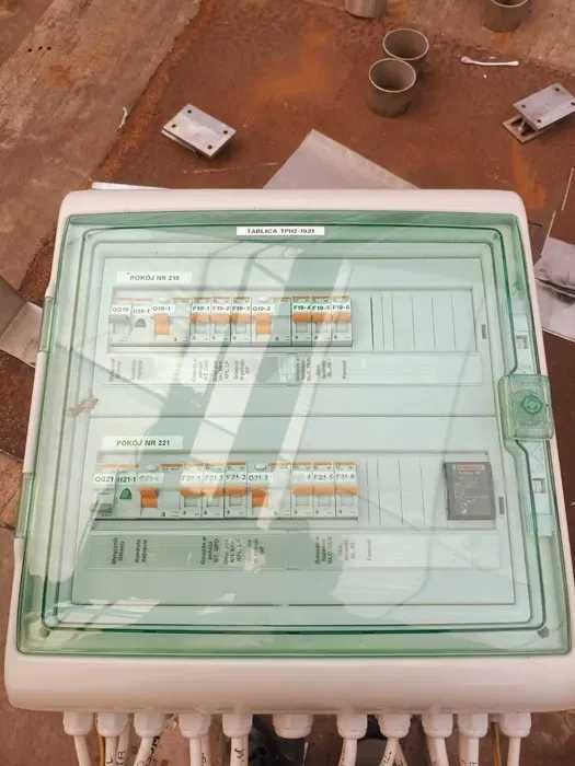 rozdzielnia jednofazowa SCHNEIDER z bezpiecznikami i roznicowkami