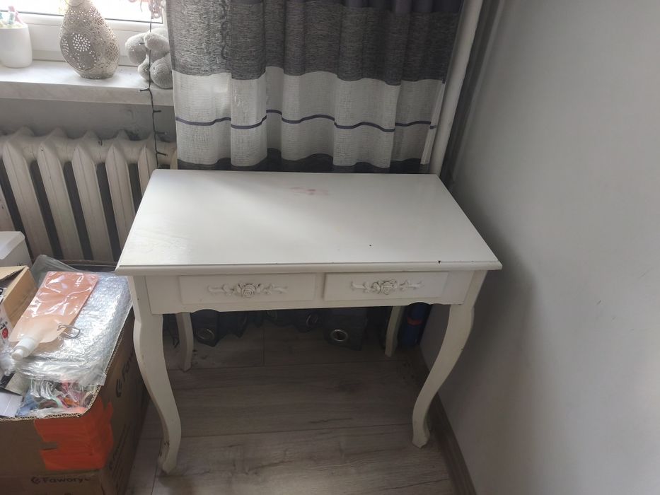 Toaletka z ozdobnymi frontami