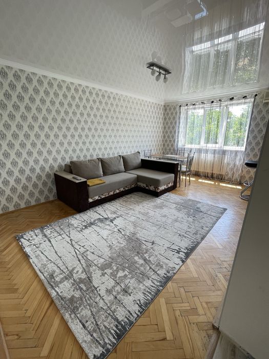 Подобова (посуточно) оренда квартири(центр, біля фонтана) вул.Миру 29.