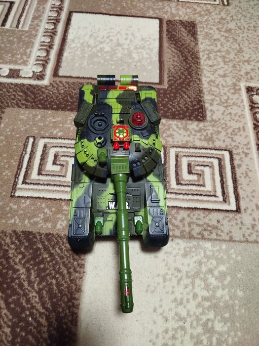 Продам іграшковий танк