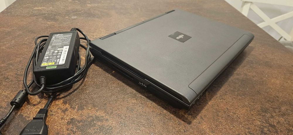 Fujitsu Esprimo M9410 14.1" C2D P8700 4GB 500GB WIN10 PRO CD/DVD