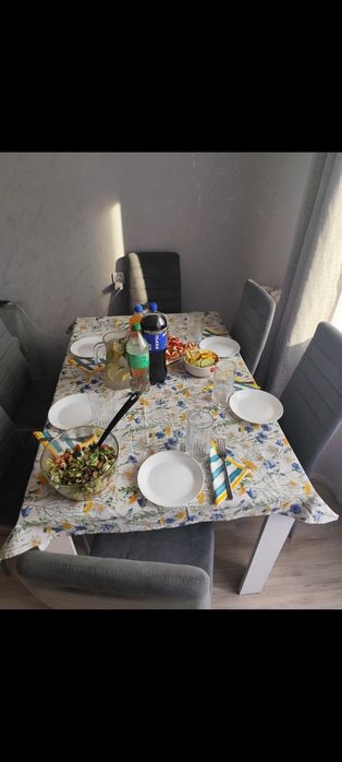 Stół rozkładany z krzesłami