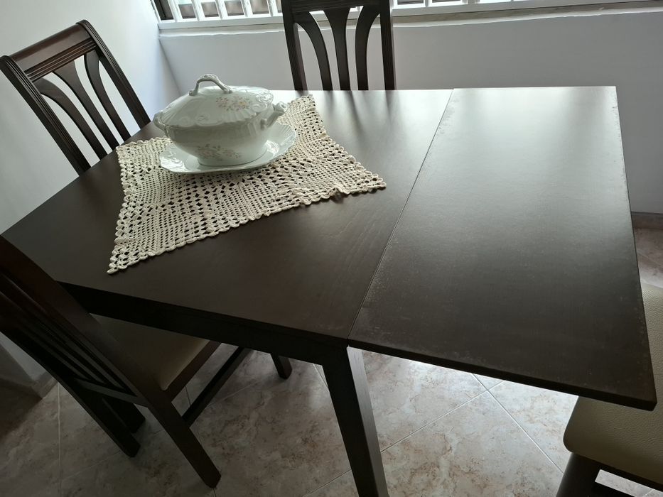 Mesa com 4 cadeiras