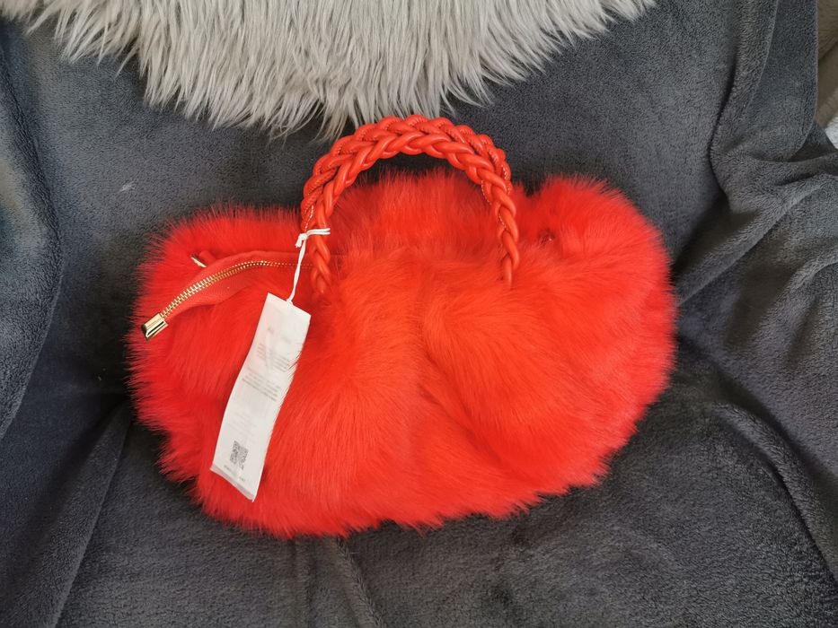 Piękna czerwona futrzana torebka kuferek na łańcuszku