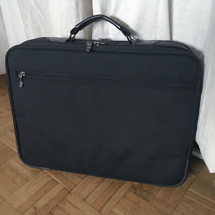 Teczka na laptop z przegródkami na dokumenty