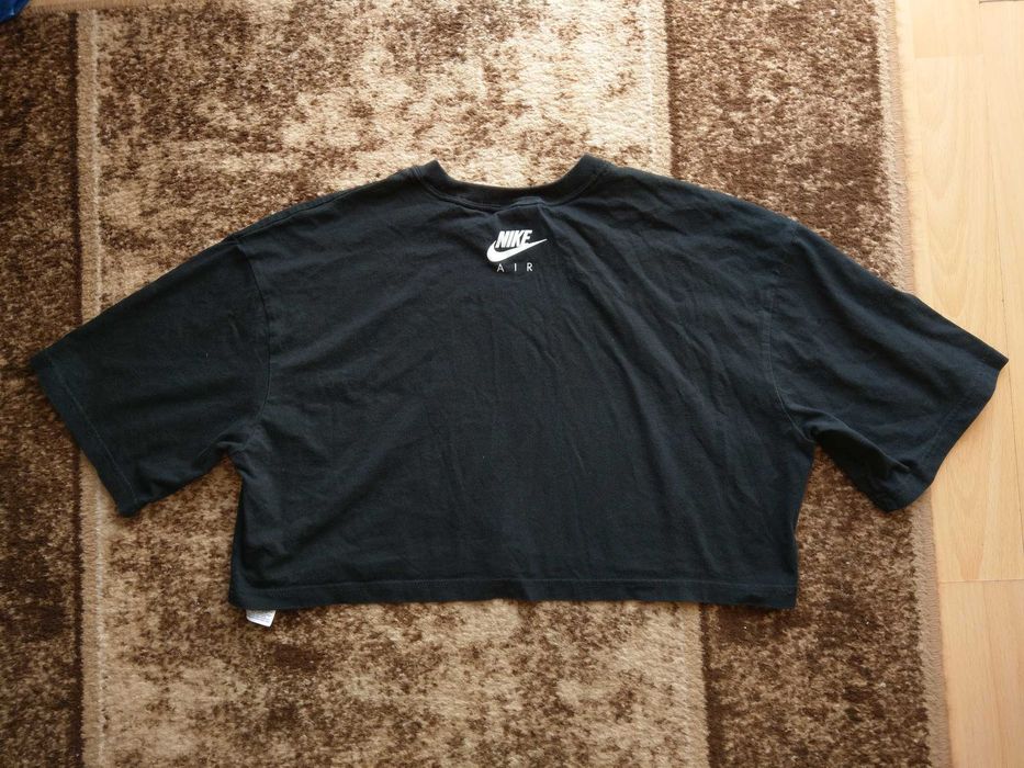 crop top  Nike central logo