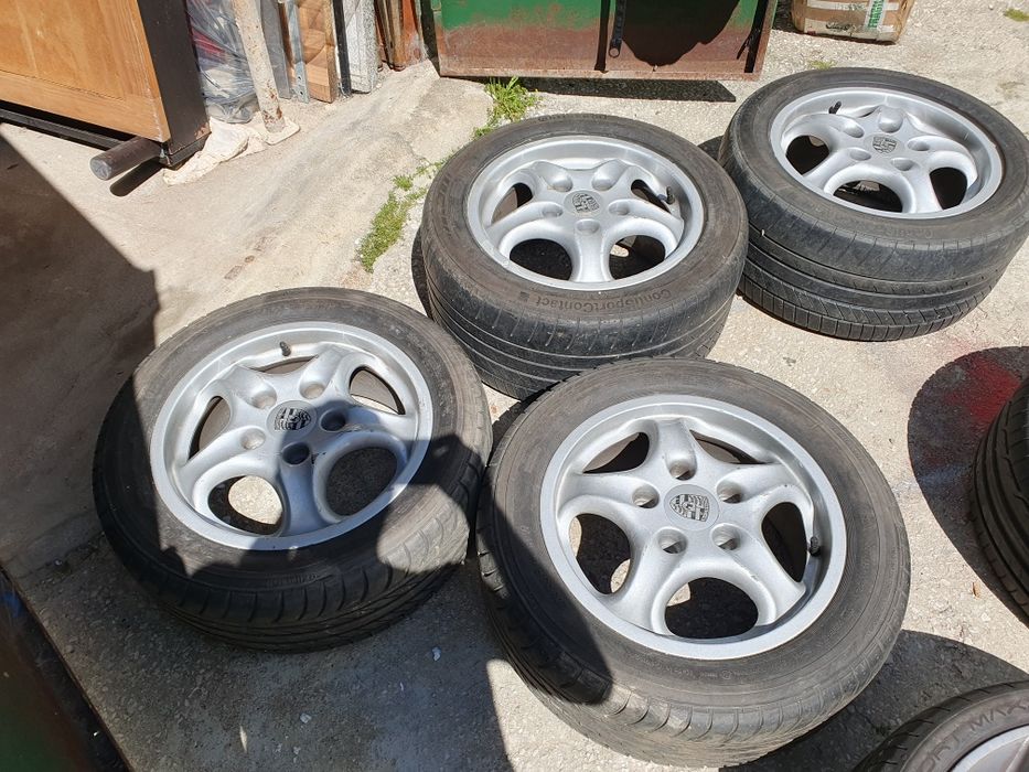 Jantes Porsche com pneus em bom estado.