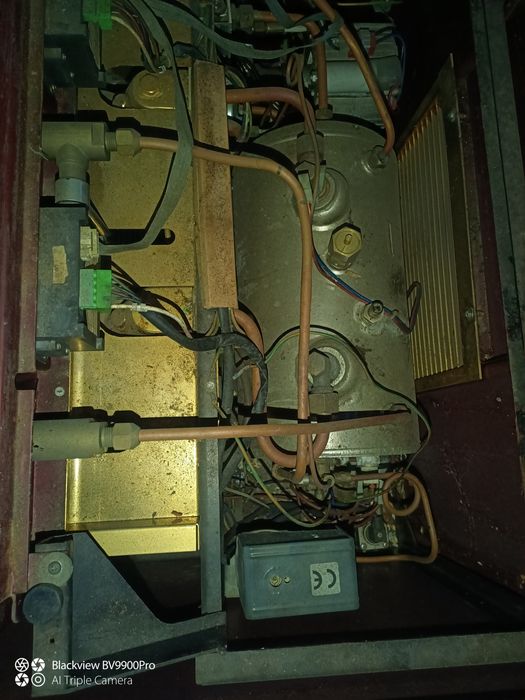 Máquina de café está em bom estado falta lhe os manípulos