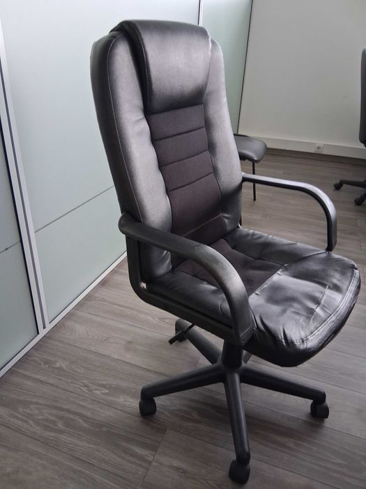 ID 57 - Vendo Cadeira escritório ergonómica com rodas com braços