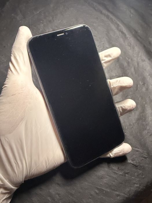Apple iPhone 11 64 GB – Czarny | Dwa etui + nowa kostka ładowania