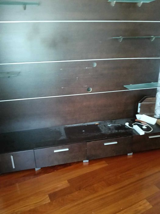 movel de TV com prateleiras de vidro